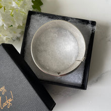 Carica l'immagine nel visualizzatore di Gallery, Edwardian Floral Engraved Silver Belt Bangle. Antique Art Nouveau Flower & Leaf Bracelet Cuff. Adjustable Sterling Silver Extra Wide Bangle