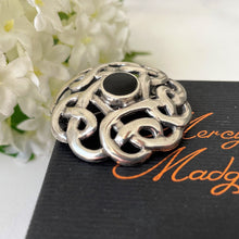 Carica l'immagine nel visualizzatore di Gallery, Vintage Whitby Jet Celtic Framed Sterling Silver Brooch. Arts & Crafts Style Celtic Knotwork Disc Brooch. Eternity/Love Knot Sash/Lapel Pin