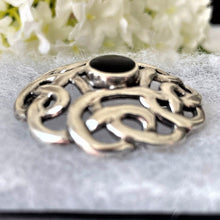 Carica l'immagine nel visualizzatore di Gallery, Vintage Whitby Jet Celtic Framed Sterling Silver Brooch. Arts & Crafts Style Celtic Knotwork Disc Brooch. Eternity/Love Knot Sash/Lapel Pin