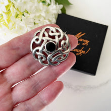 Carica l'immagine nel visualizzatore di Gallery, Vintage Whitby Jet Celtic Framed Sterling Silver Brooch. Arts & Crafts Style Celtic Knotwork Disc Brooch. Eternity/Love Knot Sash/Lapel Pin