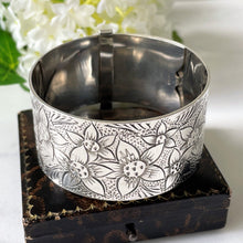 Carica l'immagine nel visualizzatore di Gallery, Edwardian Floral Engraved Silver Belt Bangle. Antique Art Nouveau Flower & Leaf Bracelet Cuff. Adjustable Sterling Silver Extra Wide Bangle