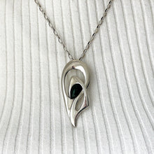 Cargar imagen en el visor de la galería, Vintage 1960s Large Modernist Silver Pendant, Erika Hult de Corral (RIC), Taxco, Mexico. Chalcedony & Sterling Biomorphic Designer Pendant