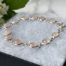 Cargar imagen en el visor de la galería, Vintage Sterling Silver & Rose Quartz Bracelet. Bezel Set Pink Gemstone Chain Bracelet. Love Token Amulet. Healing Crystal Bracelet.