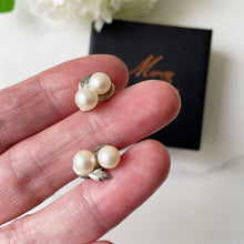 Carica l'immagine nel visualizzatore di Gallery, Vintage Mikimoto Sterling Silver Akoya Pearl Earrings. Twin Pearl & Leaf Earrings For Pierced Ears. 6mm Saltwater Cultured Pearl Earrings