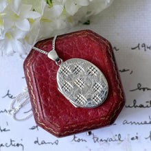 Carica l'immagine nel visualizzatore di Gallery, Vintage Engraved English Sterling Silver Locket & Curb Chain. Medium Oval Modernist Locket, Hallmarked 1972. Photo Locket Pendant Necklace.
