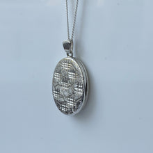 Carica l'immagine nel visualizzatore di Gallery, Vintage Engraved English Sterling Silver Locket & Curb Chain. Medium Oval Modernist Locket, Hallmarked 1972. Photo Locket Pendant Necklace.