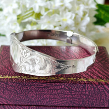 Cargar imagen en el visor de la galería, Vintage Art Deco Floral Engraved Sterling Silver Bracelet. English Silver Adjustable Bangle, Chester 1946. Edwardian Revival Bangle Bracelet