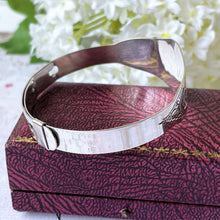 Cargar imagen en el visor de la galería, Vintage Art Deco Floral Engraved Sterling Silver Bracelet. English Silver Adjustable Bangle, Chester 1946. Edwardian Revival Bangle Bracelet