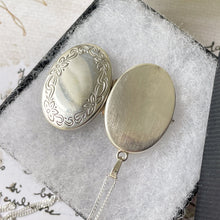 Carica l'immagine nel visualizzatore di Gallery, Vintage Sterling Silver Engraved Oval Locket Pendant Necklace. Flower Garland Locket & Chain. Medium Size 2-Photo Locket Necklace, Germany