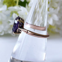 Cargar imagen en el visor de la galería, Art Deco 9ct Gold Alexandrite Ring. Vintage 5 Carat Synthetic Alexandrite Solitaire Ring. 1930s Colour Change Sapphire Cocktail Ring