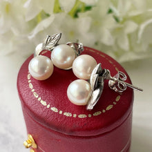 Carica l'immagine nel visualizzatore di Gallery, Vintage Mikimoto Sterling Silver Akoya Pearl Earrings. Twin Pearl & Leaf Earrings For Pierced Ears. 6mm Saltwater Cultured Pearl Earrings