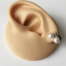 Carica l'immagine nel visualizzatore di Gallery, Vintage Mikimoto Sterling Silver Akoya Pearl Earrings. Twin Pearl & Leaf Earrings For Pierced Ears. 6mm Saltwater Cultured Pearl Earrings