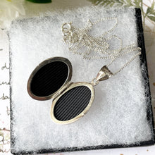 Carica l'immagine nel visualizzatore di Gallery, Vintage English Sterling Silver Oval Locket Pendant & Chain. Small Floral Oval Locket Necklace. 1970s Antique Style Photo Locket.
