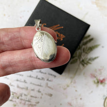 Carica l'immagine nel visualizzatore di Gallery, Vintage English Sterling Silver Oval Locket Pendant & Chain. Small Floral Oval Locket Necklace. 1970s Antique Style Photo Locket.