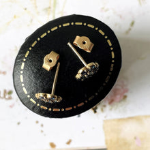 Carica l'immagine nel visualizzatore di Gallery, Vintage 9ct Gold Sapphire Cluster Earrings. Yellow Gold Daisy Flower Stud Earrings. Petite/Minimalist Rose Cut Blue Sapphire Earrings