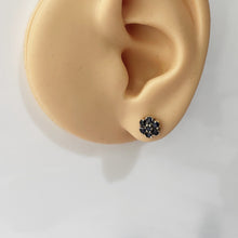 Carica l'immagine nel visualizzatore di Gallery, Vintage 9ct Gold Sapphire Cluster Earrings. Yellow Gold Daisy Flower Stud Earrings. Petite/Minimalist Rose Cut Blue Sapphire Earrings