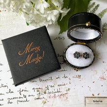 Carica l'immagine nel visualizzatore di Gallery, Vintage 9ct Gold Sapphire Cluster Earrings. Yellow Gold Daisy Flower Stud Earrings. Petite/Minimalist Rose Cut Blue Sapphire Earrings