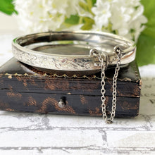 Carica l'immagine nel visualizzatore di Gallery, Vintage Victorian Style Ivy Engraved Silver Cuff Bracelet. Sterling Silver Narrow Hinged Bangle, Deakin Francis 1962. Sweetheart Bracelets