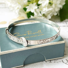 Carica l'immagine nel visualizzatore di Gallery, Vintage 1970s Sterling Silver Buckle Bracelet. Girls Antique Style Engraved Expanding Adjustable Bangle. Small Petite Narrow Bangle Bracelet