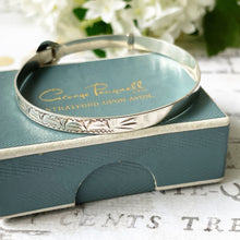Carica l'immagine nel visualizzatore di Gallery, Vintage 1970s Sterling Silver Buckle Bracelet. Girls Antique Style Engraved Expanding Adjustable Bangle. Small Petite Narrow Bangle Bracelet