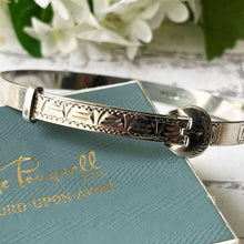 Carica l'immagine nel visualizzatore di Gallery, Vintage 1970s Sterling Silver Buckle Bracelet. Girls Antique Style Engraved Expanding Adjustable Bangle. Small Petite Narrow Bangle Bracelet