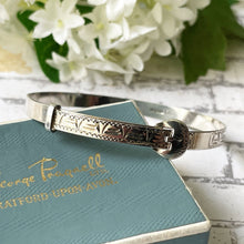 Carica l'immagine nel visualizzatore di Gallery, Vintage 1970s Sterling Silver Buckle Bracelet. Girls Antique Style Engraved Expanding Adjustable Bangle. Small Petite Narrow Bangle Bracelet