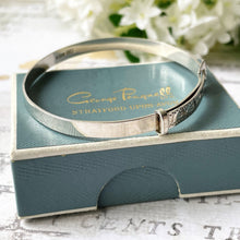 Carica l'immagine nel visualizzatore di Gallery, Vintage 1970s Sterling Silver Buckle Bracelet. Girls Antique Style Engraved Expanding Adjustable Bangle. Small Petite Narrow Bangle Bracelet
