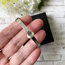 Carica l'immagine nel visualizzatore di Gallery, Vintage 1970s Sterling Silver Buckle Bracelet. Girls Antique Style Engraved Expanding Adjustable Bangle. Small Petite Narrow Bangle Bracelet