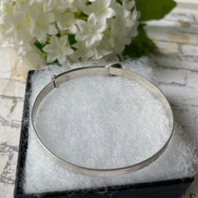 Carica l'immagine nel visualizzatore di Gallery, Vintage 1970s Sterling Silver Buckle Bracelet. Girls Antique Style Engraved Expanding Adjustable Bangle. Small Petite Narrow Bangle Bracelet