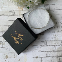 Carica l'immagine nel visualizzatore di Gallery, Vintage 1970s Sterling Silver Buckle Bracelet. Girls Antique Style Engraved Expanding Adjustable Bangle. Small Petite Narrow Bangle Bracelet