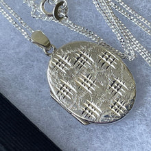 Carica l'immagine nel visualizzatore di Gallery, Vintage Engraved English Sterling Silver Locket & Curb Chain. Medium Oval Modernist Locket, Hallmarked 1972. Photo Locket Pendant Necklace.