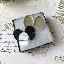 Carica l'immagine nel visualizzatore di Gallery, Vintage Sterling Silver Engraved Oval Locket Pendant Necklace. Flower Garland Locket & Chain. Medium Size 2-Photo Locket Necklace, Germany