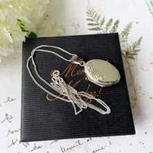 Carica l'immagine nel visualizzatore di Gallery, Vintage English Sterling Silver Oval Locket Pendant & Chain. Small Floral Oval Locket Necklace. 1970s Antique Style Photo Locket.