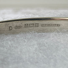 Carica l'immagine nel visualizzatore di Gallery, Vintage Victorian Style Ivy Engraved Silver Cuff Bracelet. Sterling Silver Narrow Hinged Bangle, Deakin Francis 1962. Sweetheart Bracelets