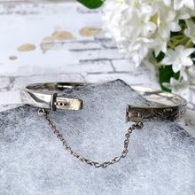 Carica l'immagine nel visualizzatore di Gallery, Vintage Victorian Style Ivy Engraved Silver Cuff Bracelet. Sterling Silver Narrow Hinged Bangle, Deakin Francis 1962. Sweetheart Bracelets