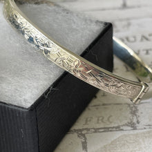 Carica l'immagine nel visualizzatore di Gallery, Vintage Victorian Style Ivy Engraved Silver Cuff Bracelet. Sterling Silver Narrow Hinged Bangle, Deakin Francis 1962. Sweetheart Bracelets