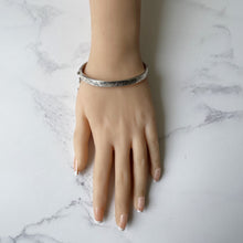 Carica l'immagine nel visualizzatore di Gallery, Vintage Victorian Style Ivy Engraved Silver Cuff Bracelet. Sterling Silver Narrow Hinged Bangle, Deakin Francis 1962. Sweetheart Bracelets