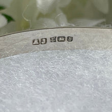 Carica l'immagine nel visualizzatore di Gallery, Vintage 1970s Sterling Silver Buckle Bracelet. Girls Antique Style Engraved Expanding Adjustable Bangle. Small Petite Narrow Bangle Bracelet