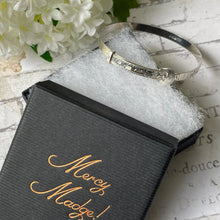 Carica l'immagine nel visualizzatore di Gallery, Vintage 1970s Sterling Silver Buckle Bracelet. Girls Antique Style Engraved Expanding Adjustable Bangle. Small Petite Narrow Bangle Bracelet