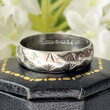 Carica l'immagine nel visualizzatore di Gallery, Vintage 9ct White Gold Patterned Wedding Band Ring. Star & Sunburst 5mm Band Ring. 1970s Wedding Ring, London Hallmark, Sz M-1/2 UK, 6.5 US