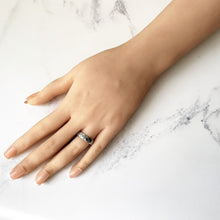 Carica l'immagine nel visualizzatore di Gallery, Vintage 9ct White Gold Patterned Wedding Band Ring. Star & Sunburst 5mm Band Ring. 1970s Wedding Ring, London Hallmark, Sz M-1/2 UK, 6.5 US