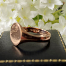 Carica l'immagine nel visualizzatore di Gallery, Vintage 9ct Rose Gold Signet Ring. Edwardian Style Floral Engraved Gold Signet Ring. Classic Lady's English Signet Ring Size N.5 (UK) 7 (US)