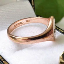 Carica l'immagine nel visualizzatore di Gallery, Vintage 9ct Rose Gold Signet Ring. Edwardian Style Floral Engraved Gold Signet Ring. Classic Lady's English Signet Ring Size N.5 (UK) 7 (US)