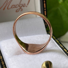 Carica l'immagine nel visualizzatore di Gallery, Vintage 9ct Rose Gold Signet Ring. Edwardian Style Floral Engraved Gold Signet Ring. Classic Lady's English Signet Ring Size N.5 (UK) 7 (US)
