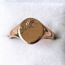 Carica l'immagine nel visualizzatore di Gallery, Vintage 9ct Rose Gold Signet Ring. Edwardian Style Floral Engraved Gold Signet Ring. Classic Lady's English Signet Ring Size N.5 (UK) 7 (US)