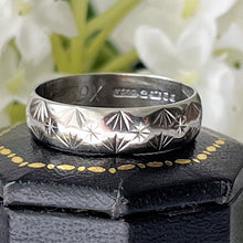 Carica l'immagine nel visualizzatore di Gallery, Vintage 9ct White Gold Patterned Wedding Band Ring. Star & Sunburst 5mm Band Ring. 1970s Wedding Ring, London Hallmark, Sz M-1/2 UK, 6.5 US
