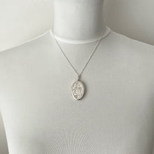Lade das Bild in den Galerie-Viewer, Vintage Edwardian Style English Sterling Silver Locket & Curb Chain. 1970s Floral Engraved Slender Oval Photo Locket Necklace.