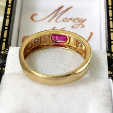 Lade das Bild in den Galerie-Viewer, Vintage 14ct Gold Hot Pink Sapphire & Diamond Gypsy Ring. Yellow Gold 3-Stone Trilogy "Eye" Ring. Anniversary/Wedding Band Size M-1/2/6.5