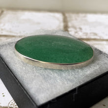 Lade das Bild in den Galerie-Viewer, Large Antique Natural Jadeite Jade Silver Brooch. Edwardian Emerald Green Jade Cabochon Statement Brooch. Sterling Silver Gemset Oval Brooch