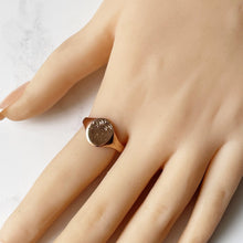 Carica l'immagine nel visualizzatore di Gallery, Vintage 9ct Rose Gold Signet Ring. Edwardian Style Floral Engraved Gold Signet Ring. Classic Lady's English Signet Ring Size N.5 (UK) 7 (US)
